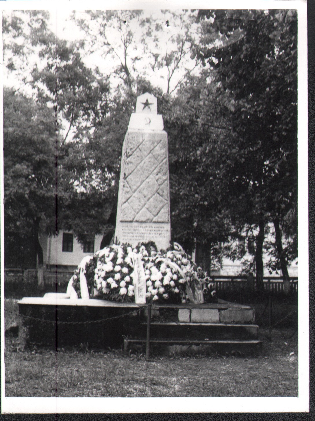 Monument al eroilor căzuţi în Al Doilea Război Mondial
