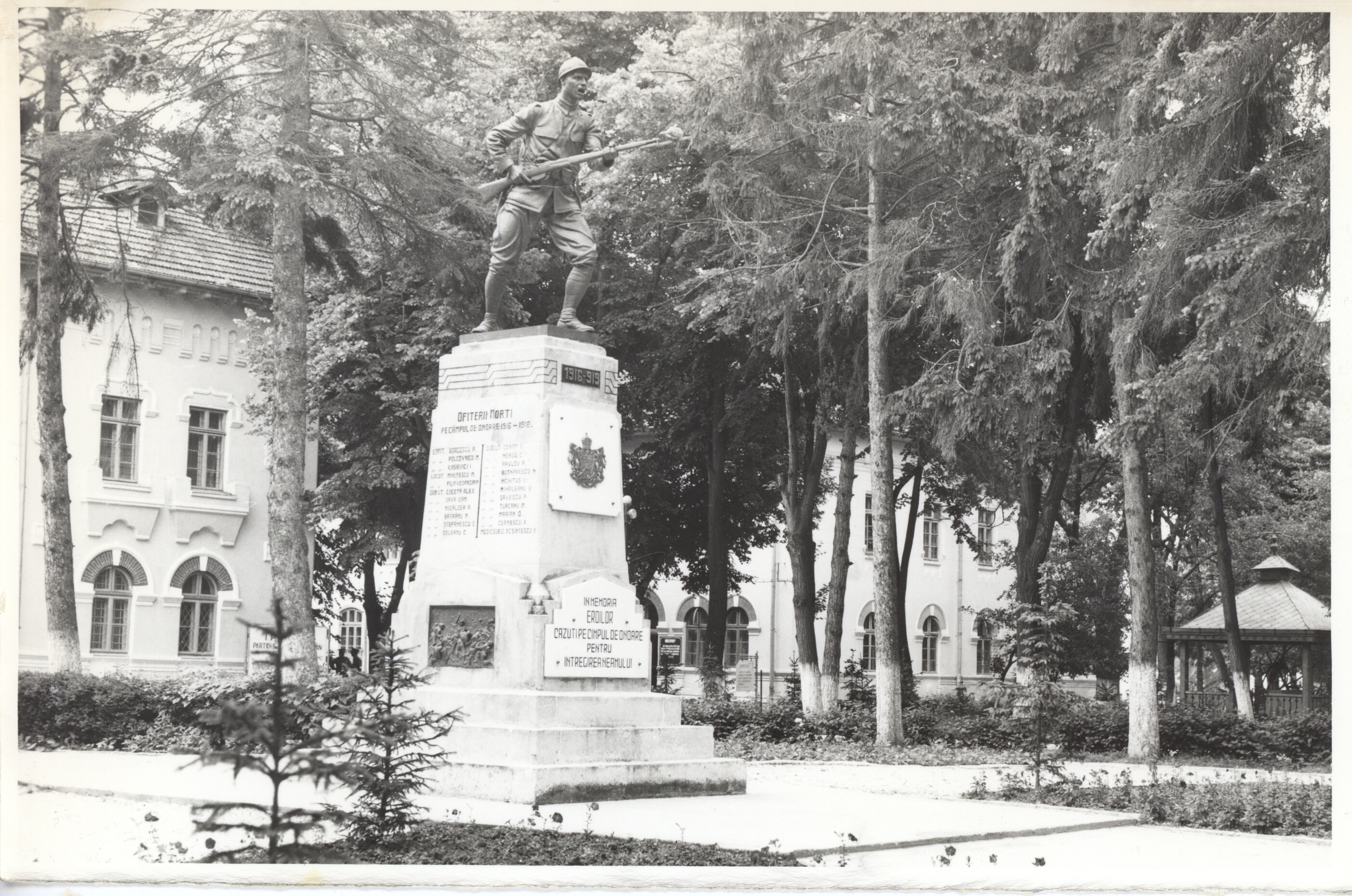 Monumentul eroilor căzuţi în Primul Război Mondial
