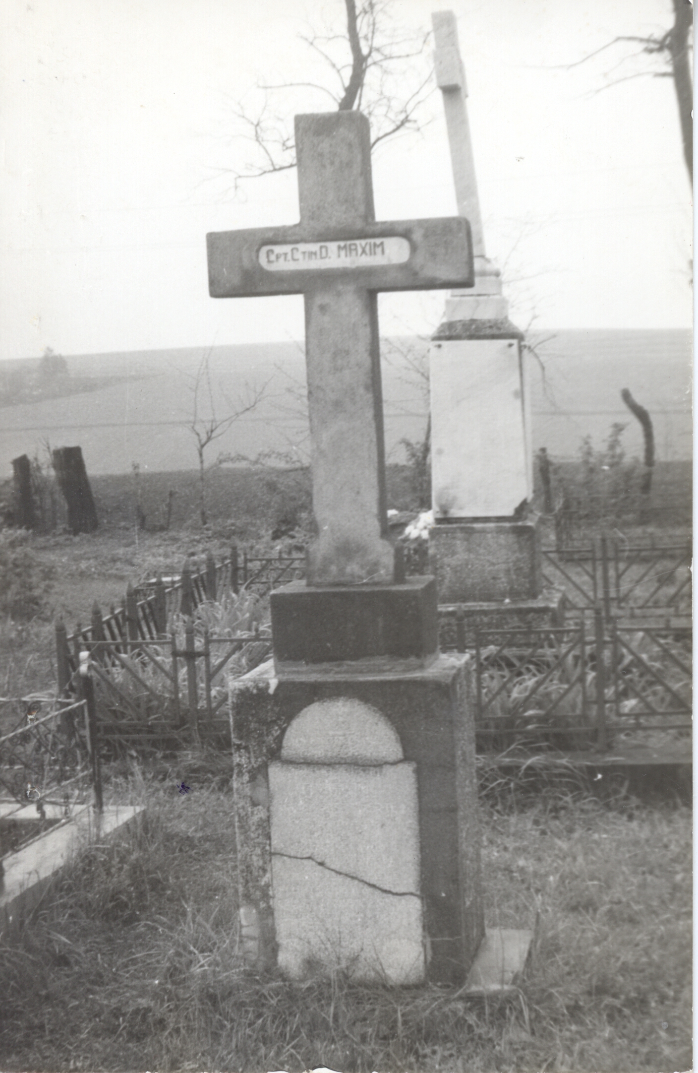 Crucea eroului cpt. Constantin D. Maxim căzut în Al Doilea Război Mondial