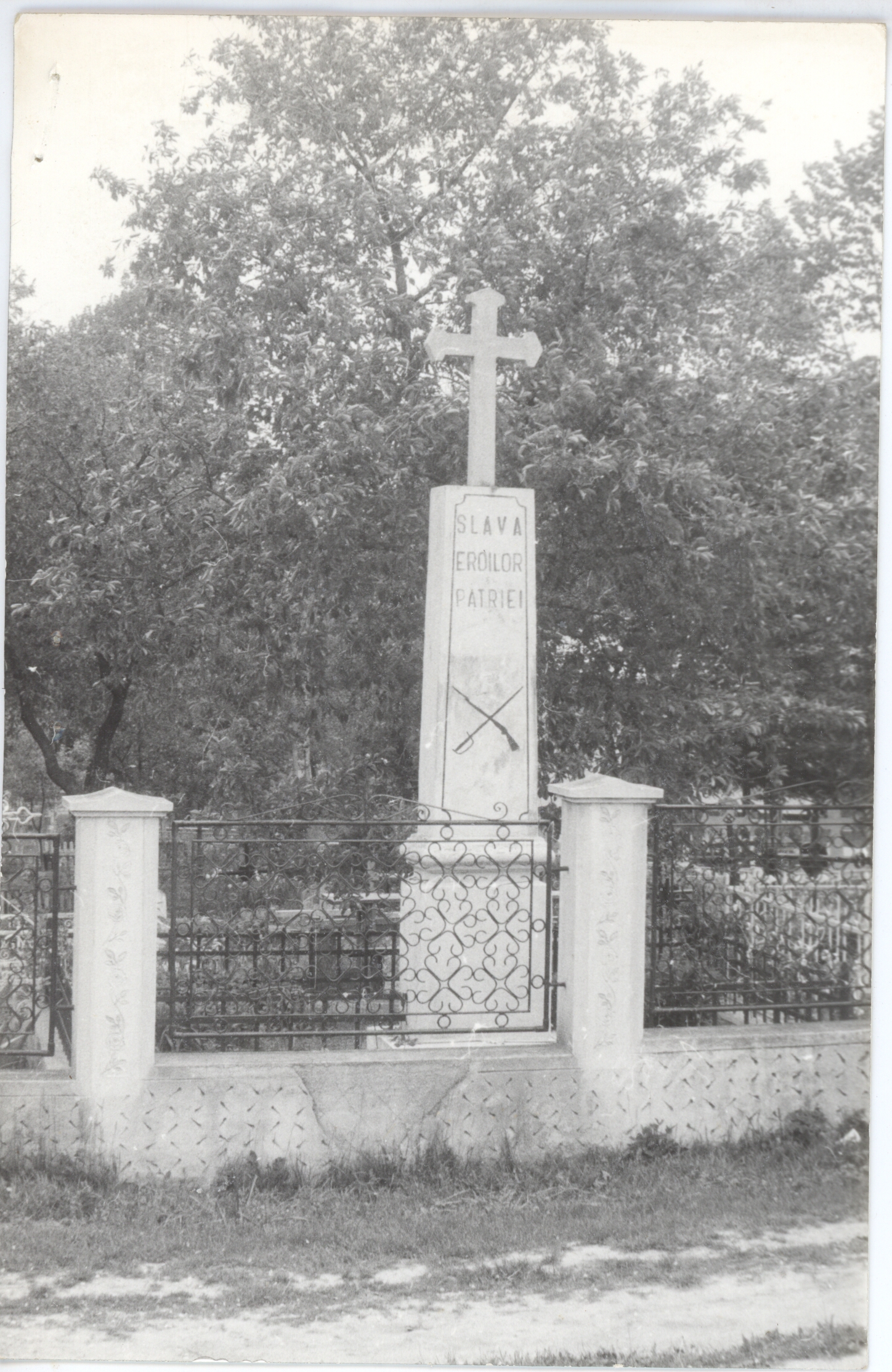 Monumentul eroilor căzuţi în Al Doilea Război Mondial