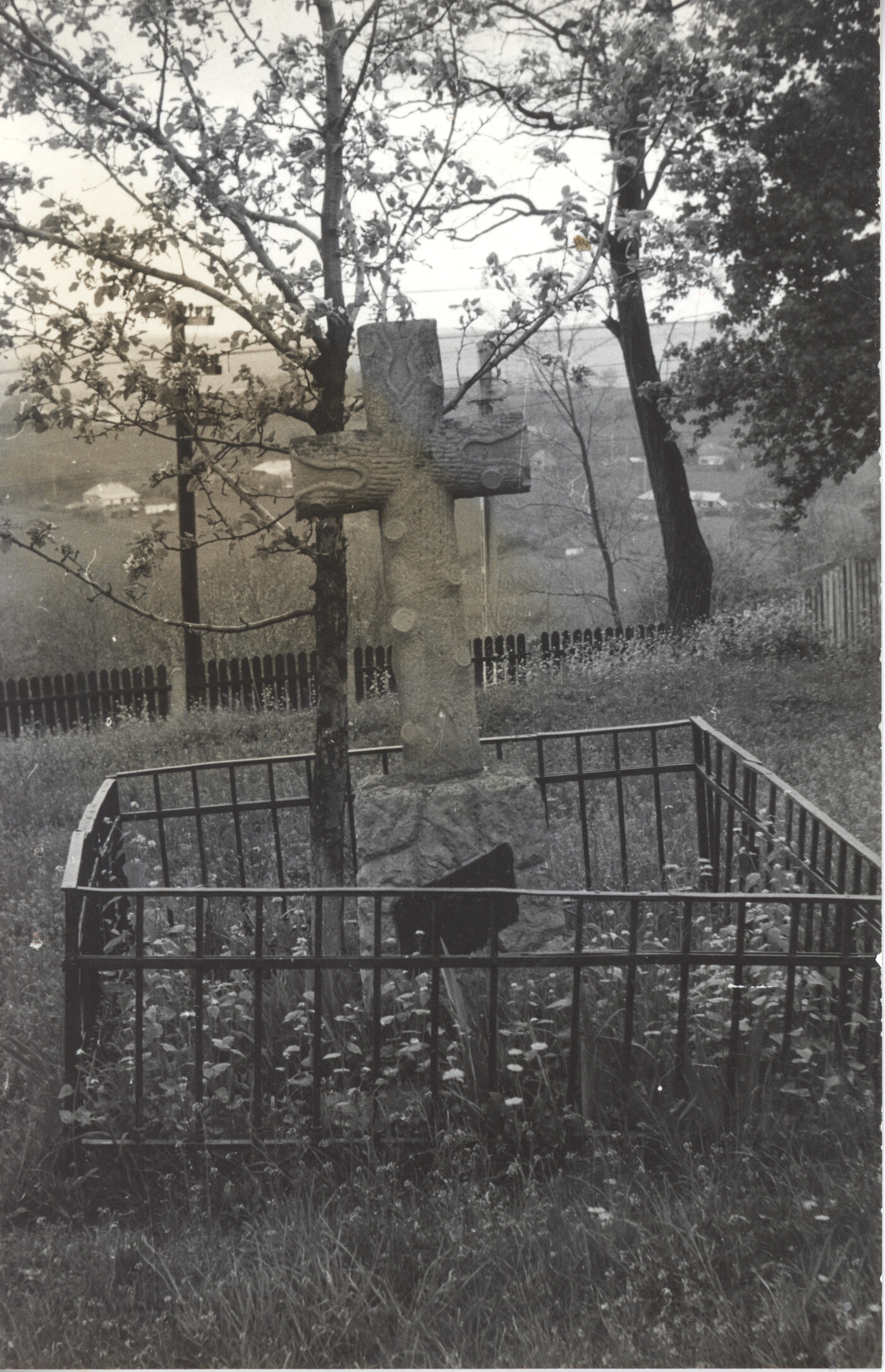Cruce memorială dedicată ostașilor români din 1877 și 1913