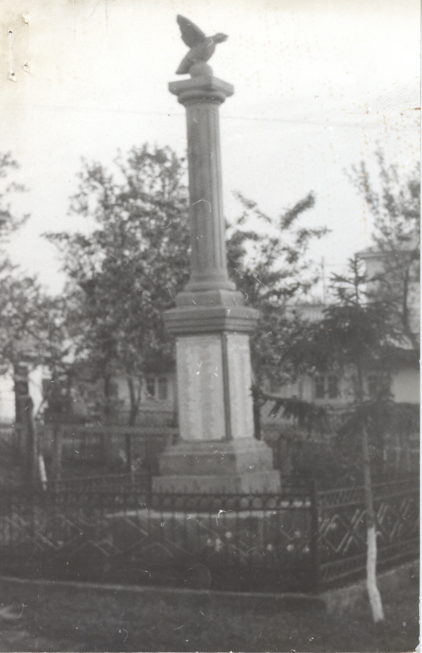 Monumentul eroilor căzuţi în Războiul de Independenţă şi în Primul Război Mondial