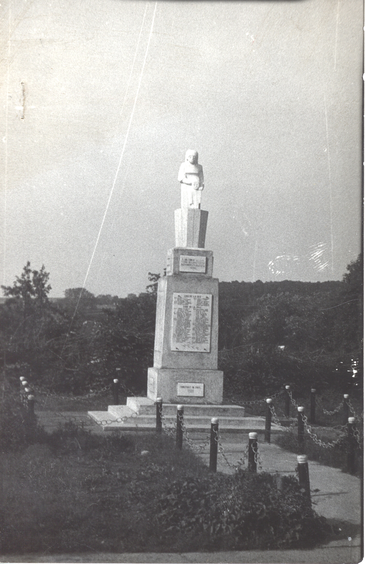 Monumentul eroilor căzuţi în cele două Războaie Mondiale