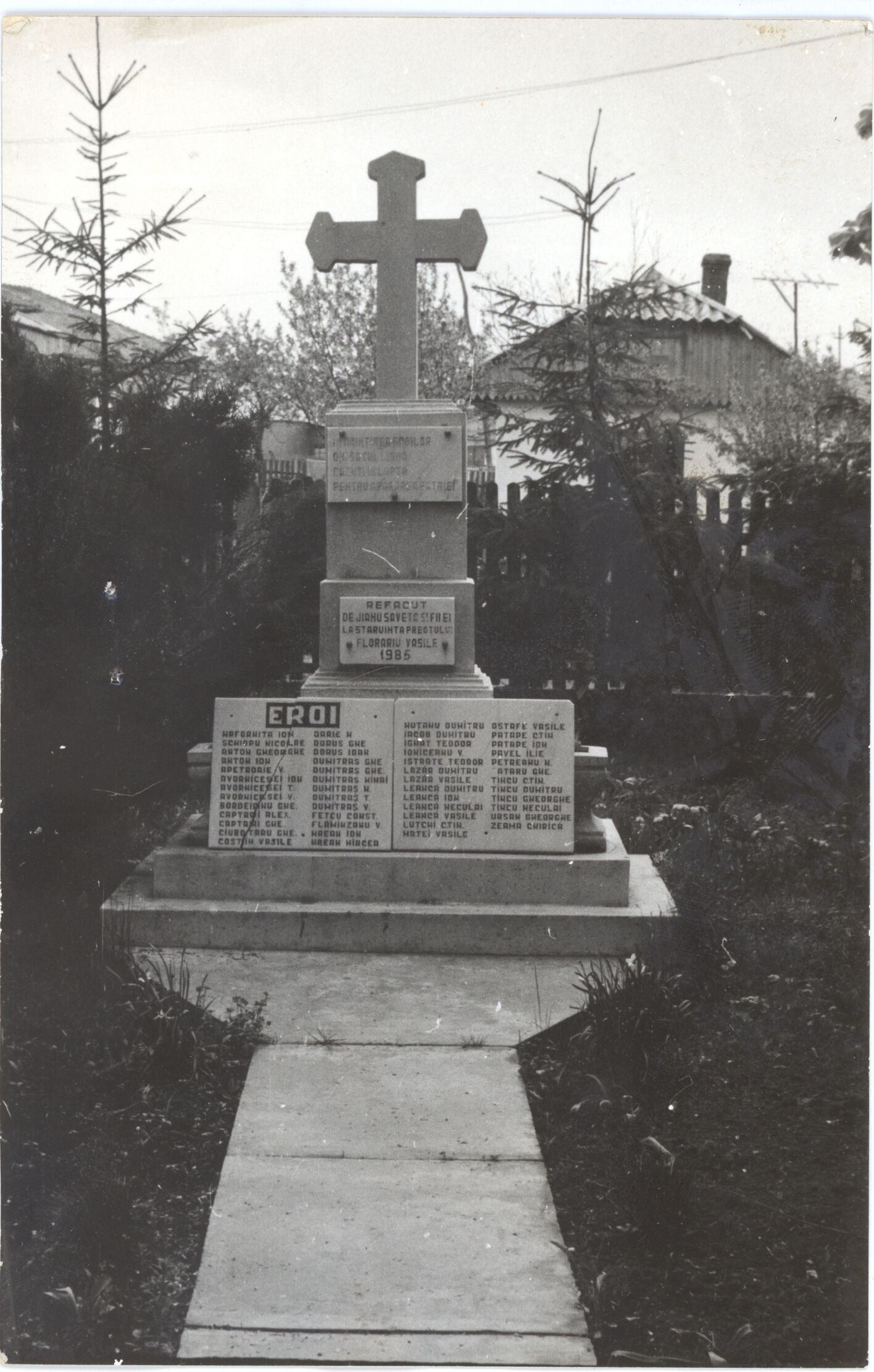 Monumentul eroilor căzuţi în Războaiele de Întregire şi Apărare a Patriei