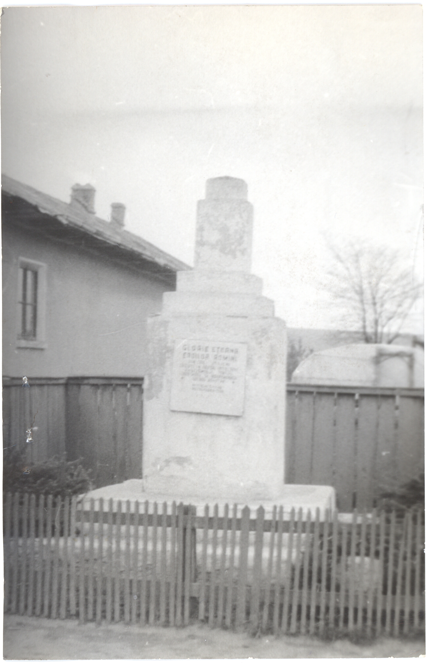 Monumentul eroilor căzuţi în Al Doilea Război Mondial