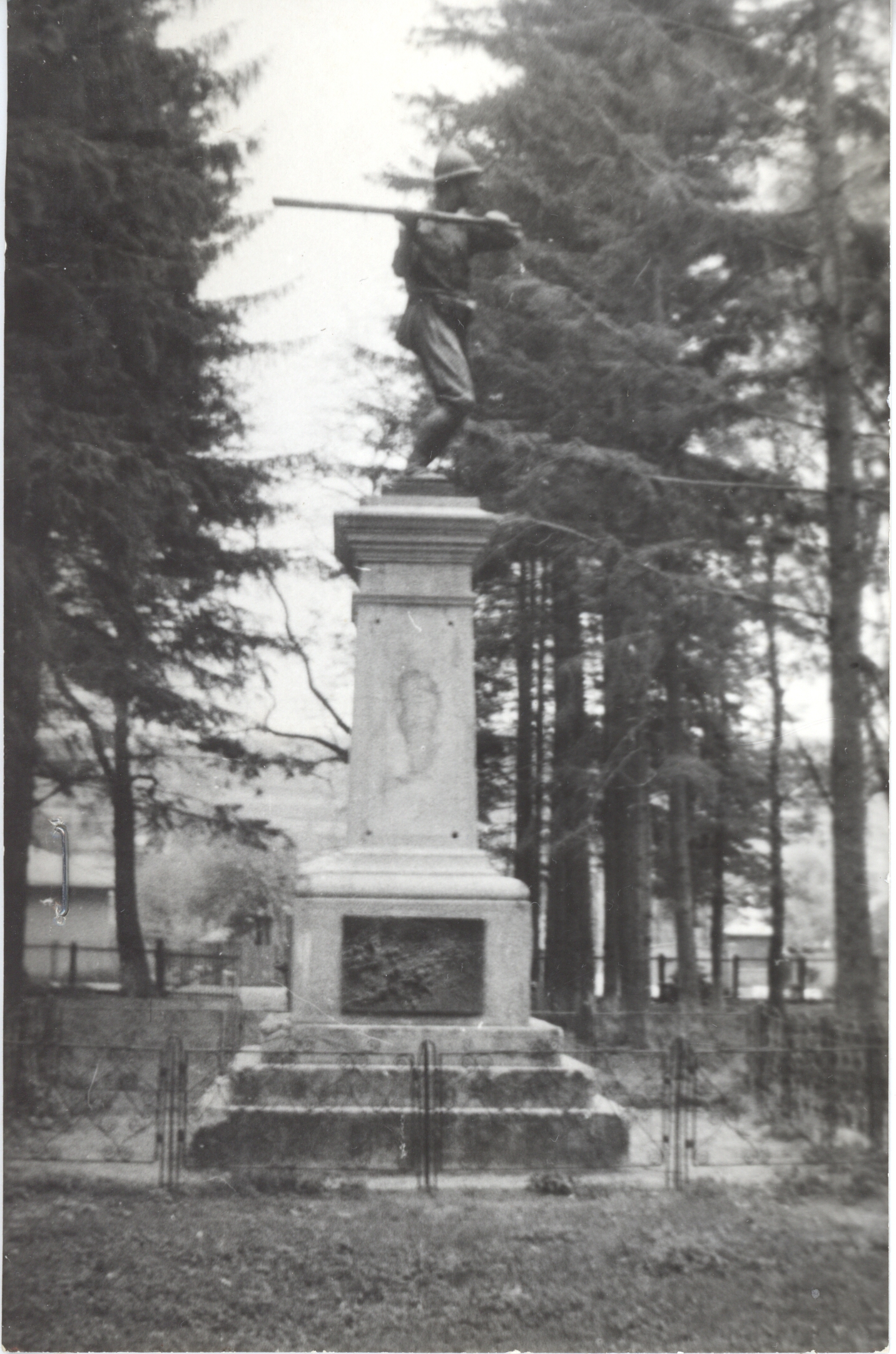 Monumentul eroilor căzuţi în Primul Război Mondial
