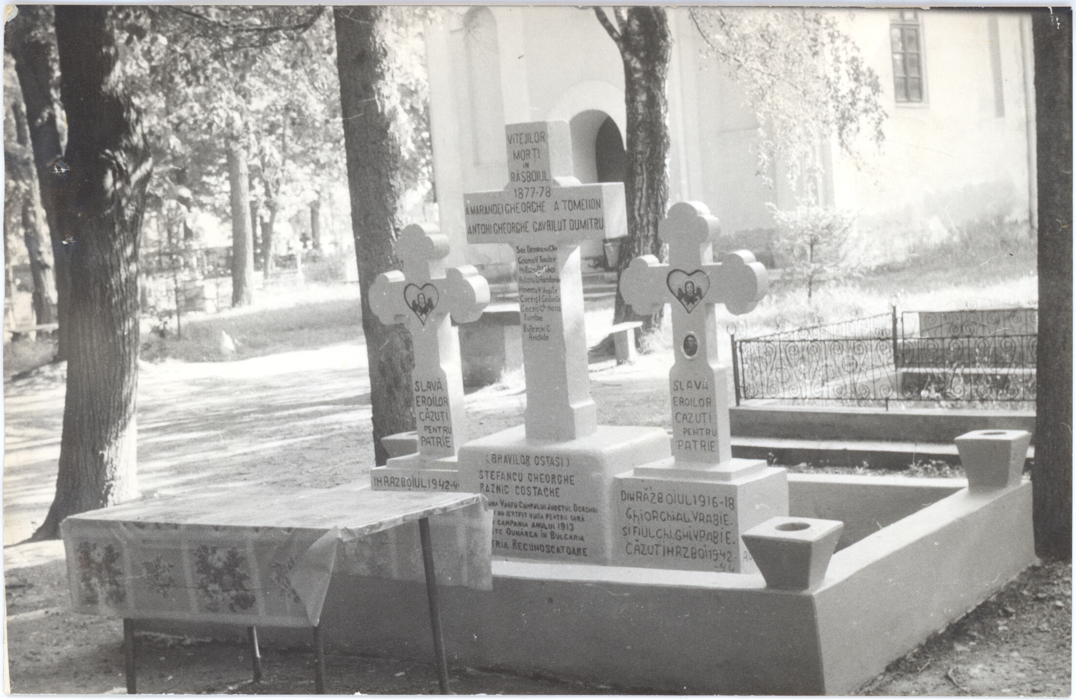 Monumentul eroilor căzuţi pentru patrie