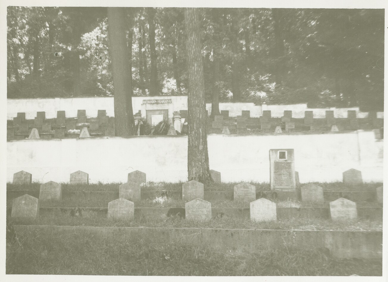 Cimitir al eroilor români precum și al militarilor sovietici și maghiari căzuți în Al Doilea Război Mondial