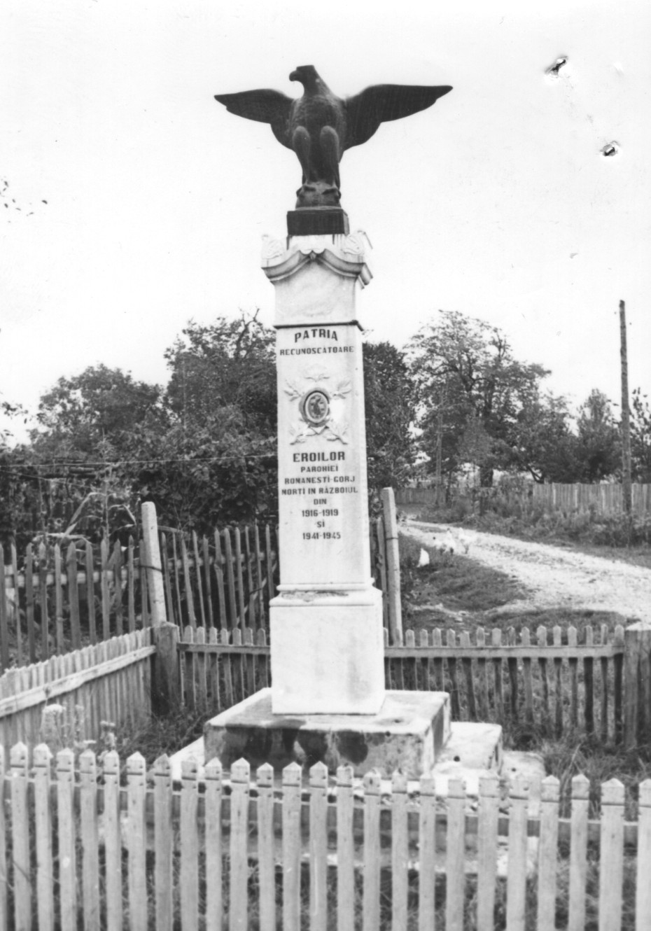 Monumentul eroilor din cele două războaie mondiale