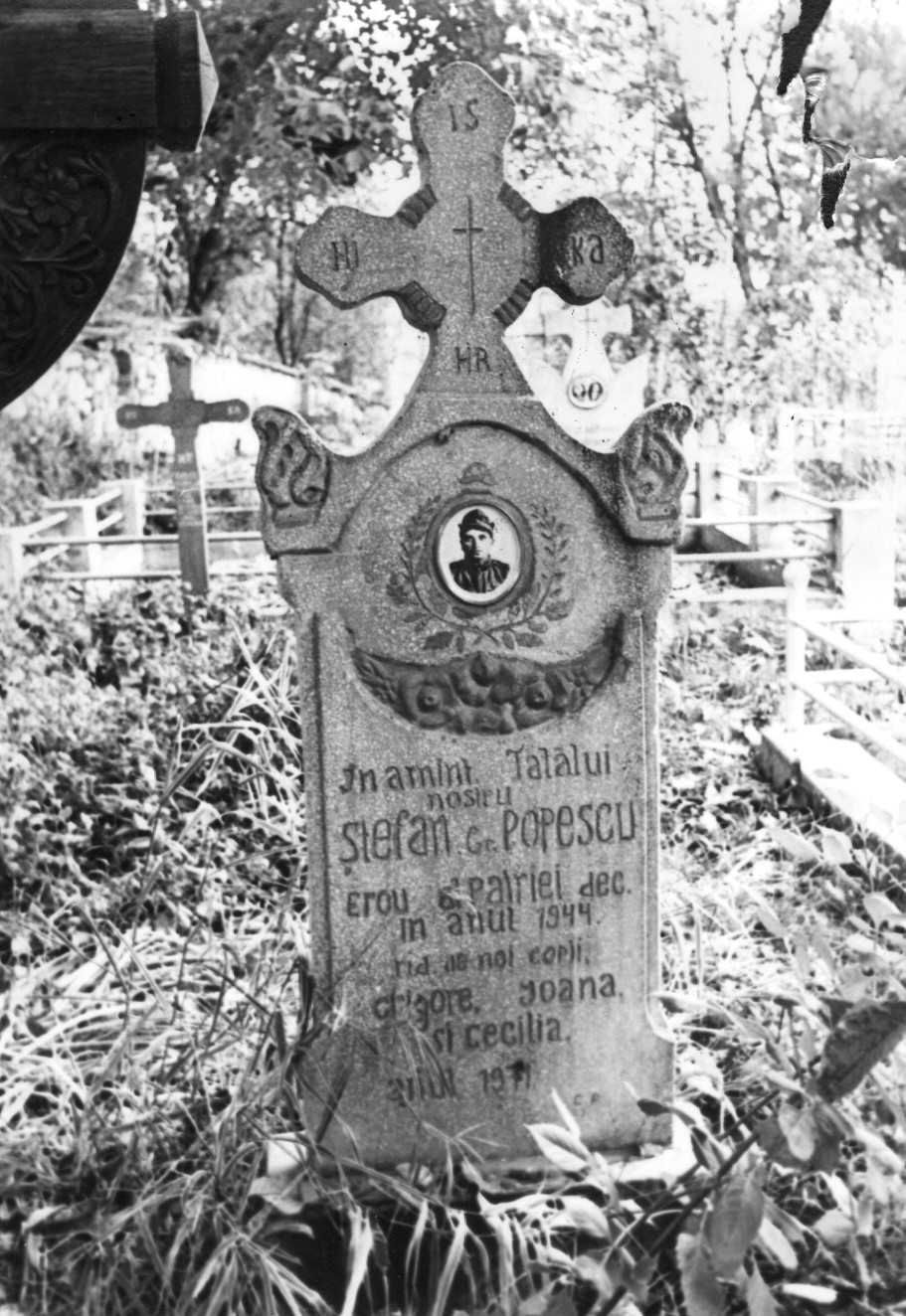 Troiţă de lemn şi cruce funerară a lui Ştefan Gr. Popescu (decedat în 1944)