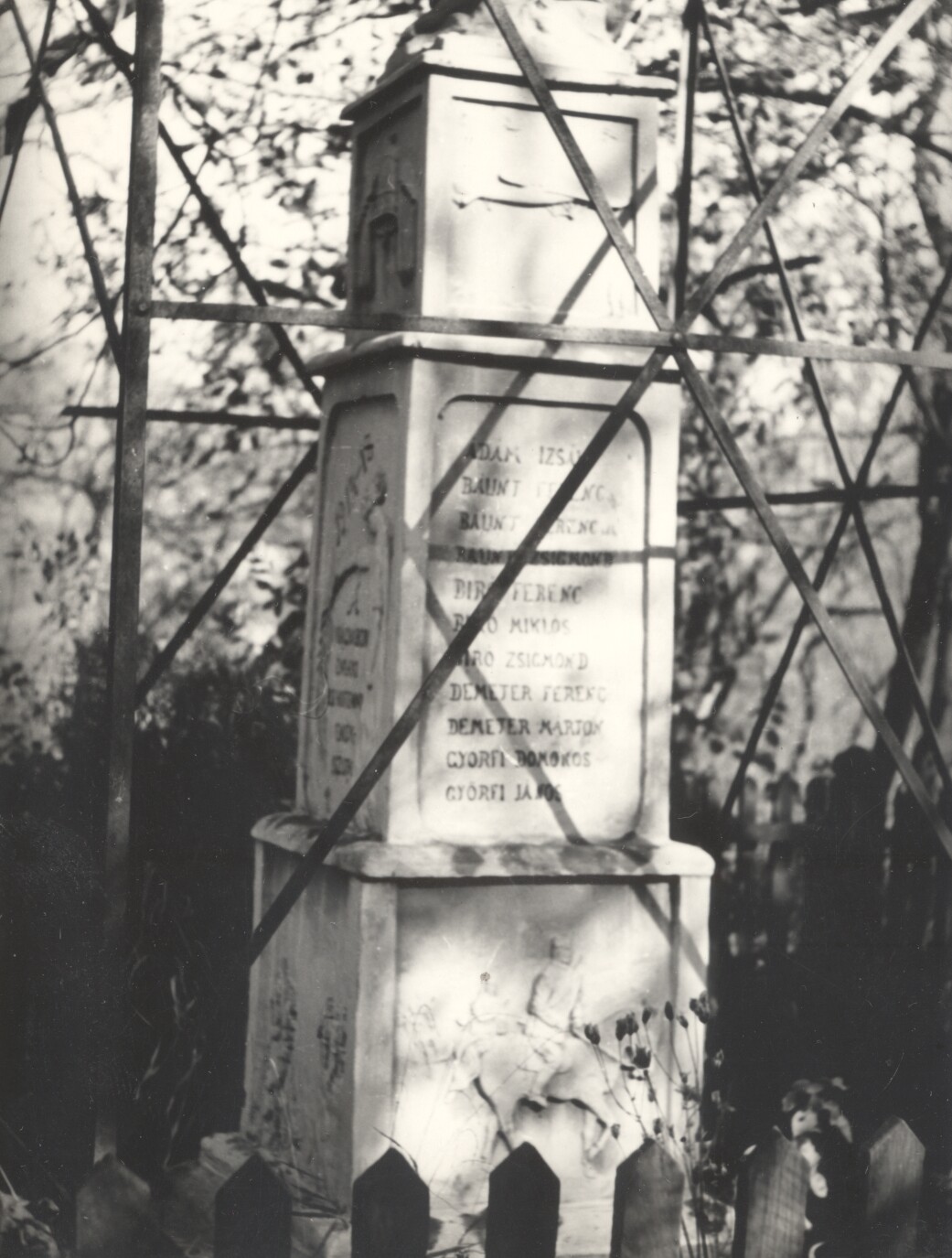 Monumentul eroilor căzuţi în Primul Război Mondial