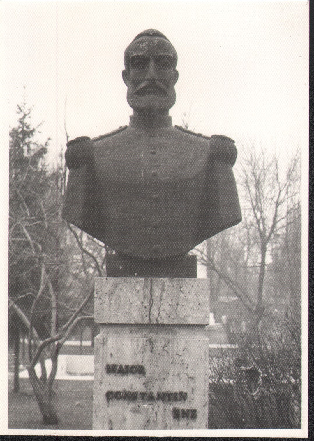 Bustul eroului maior Constantin Ene