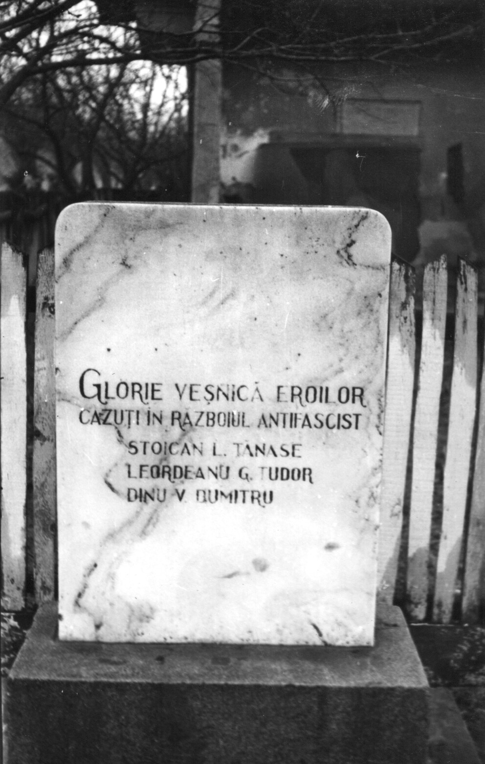 Placă în memoria eroilor căzuți în Al Doilea Război Mondial