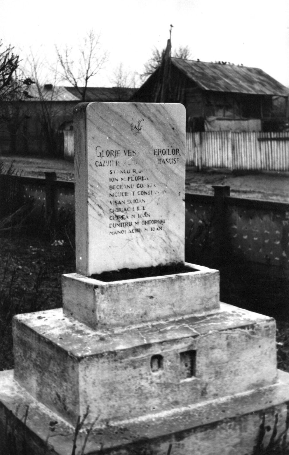 Placă în memoria eroilor căzuți în Al Doilea Război Mondial