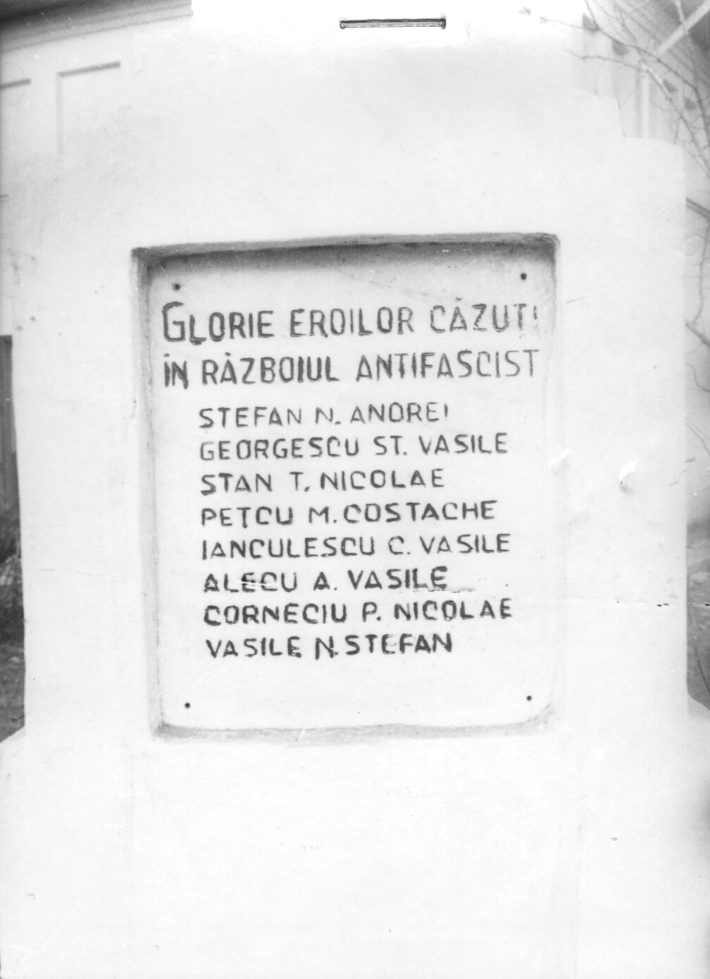 Placă în onoarea eroilor căzuţi în Al Doilea Război Mondial