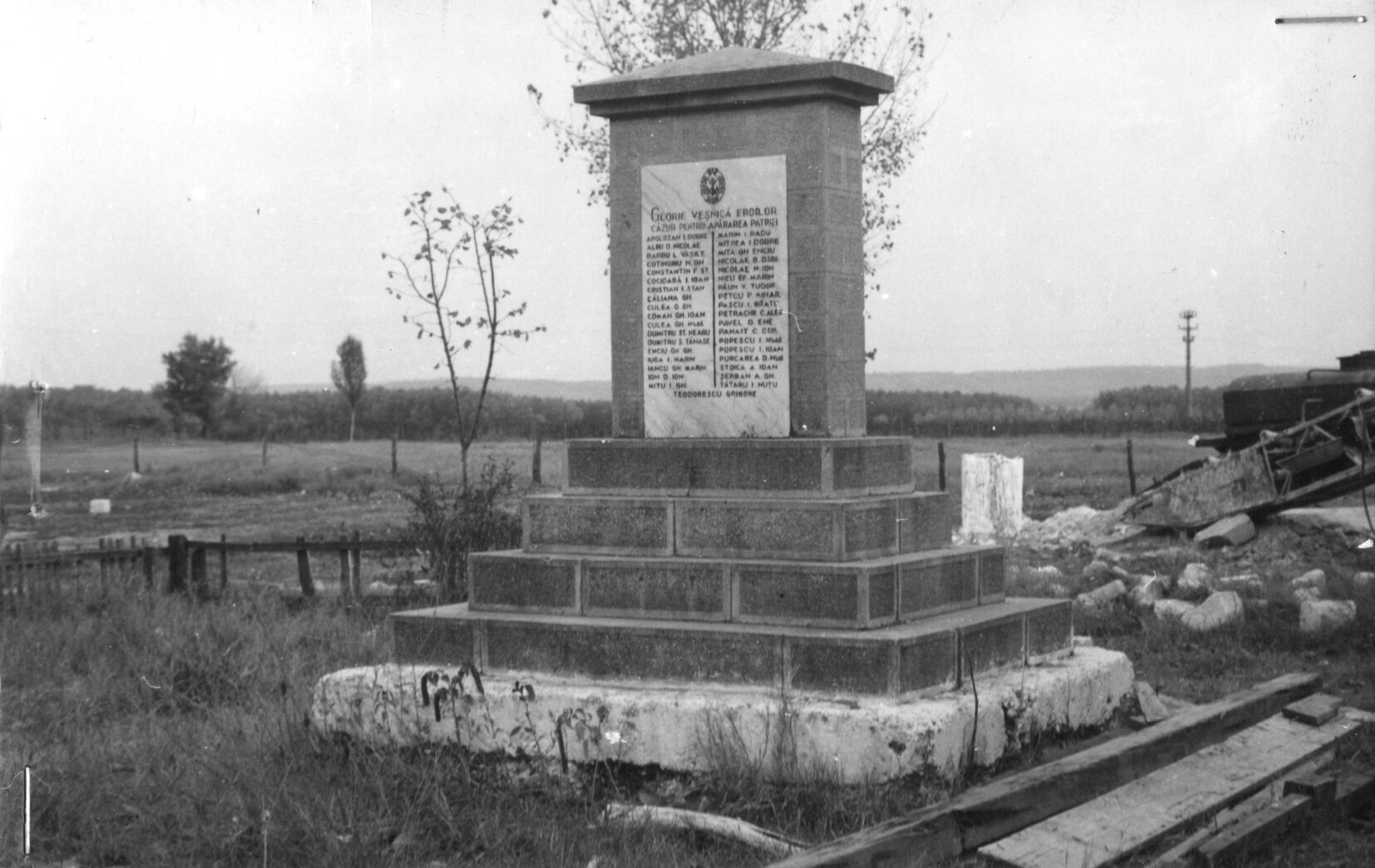 Placă în memoria eroilor căzuţi în Al Doilea Război Mondial