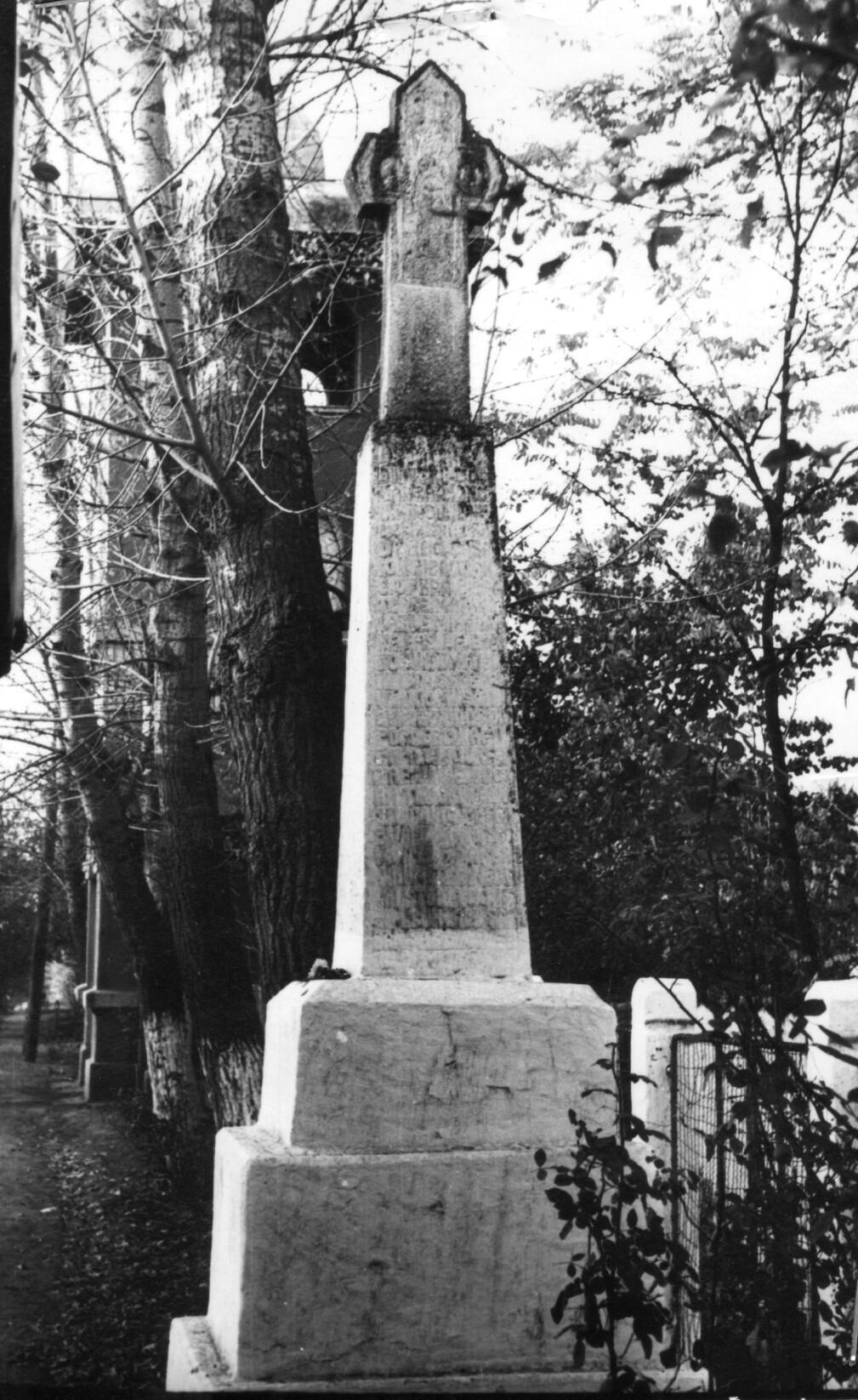 Monumentul eroilor căzuţi în Primul Război Mondial