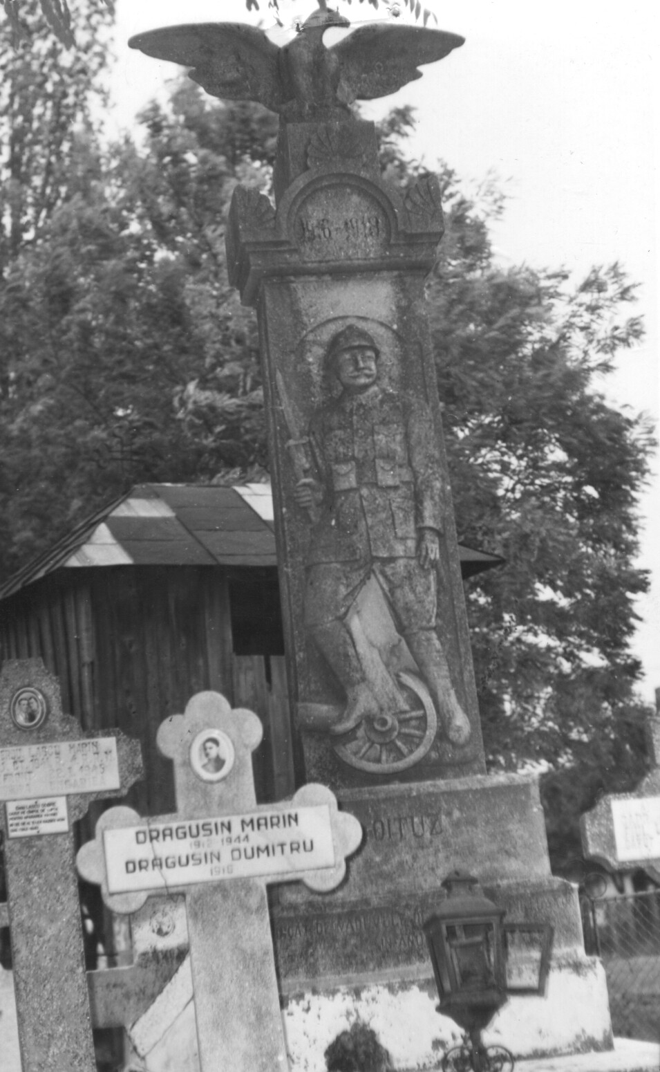 Monumentul eroilor căzuţi în Primul Război Mondial