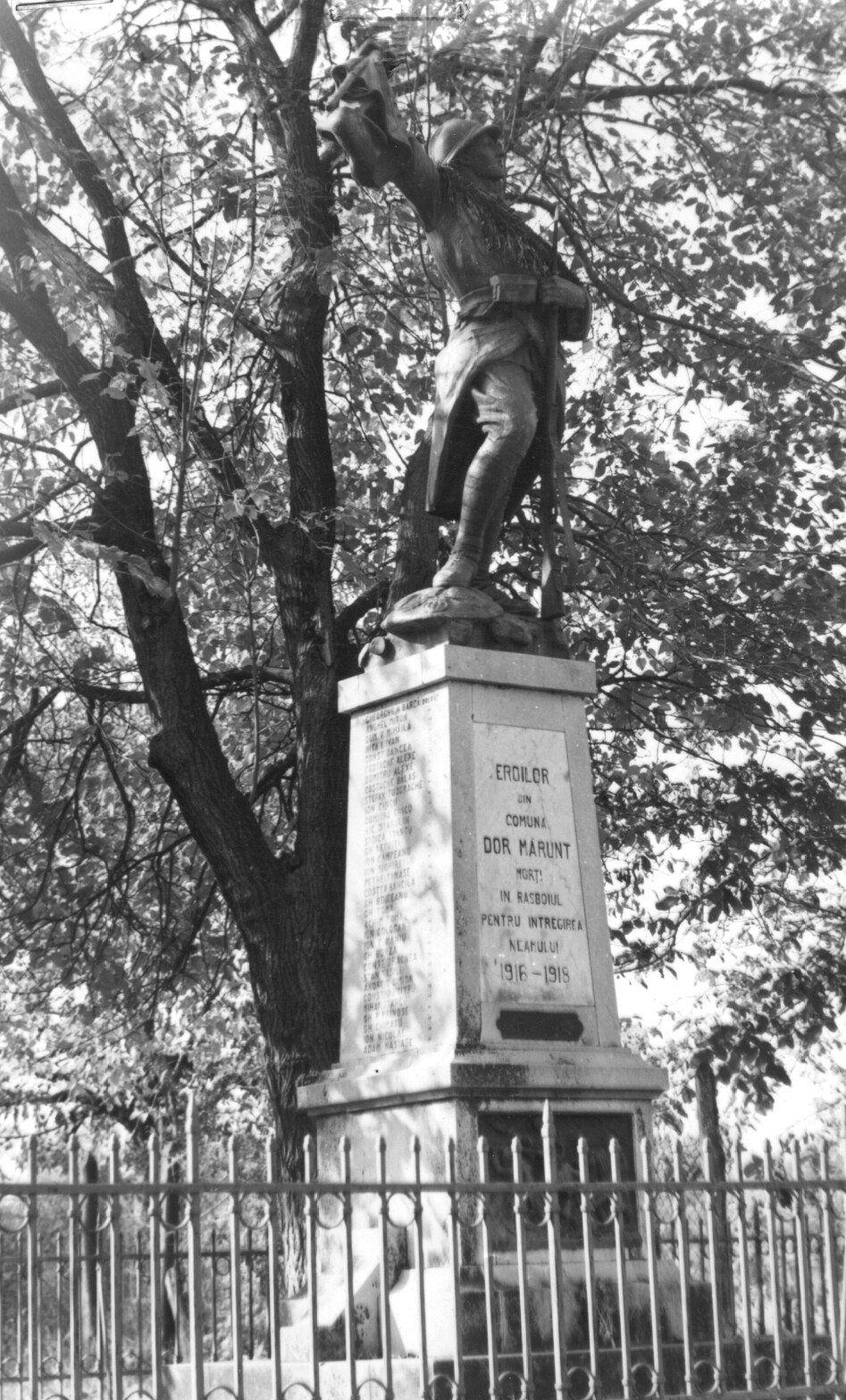 Monumentul eroilor căzuţi în Primul Război Mondial