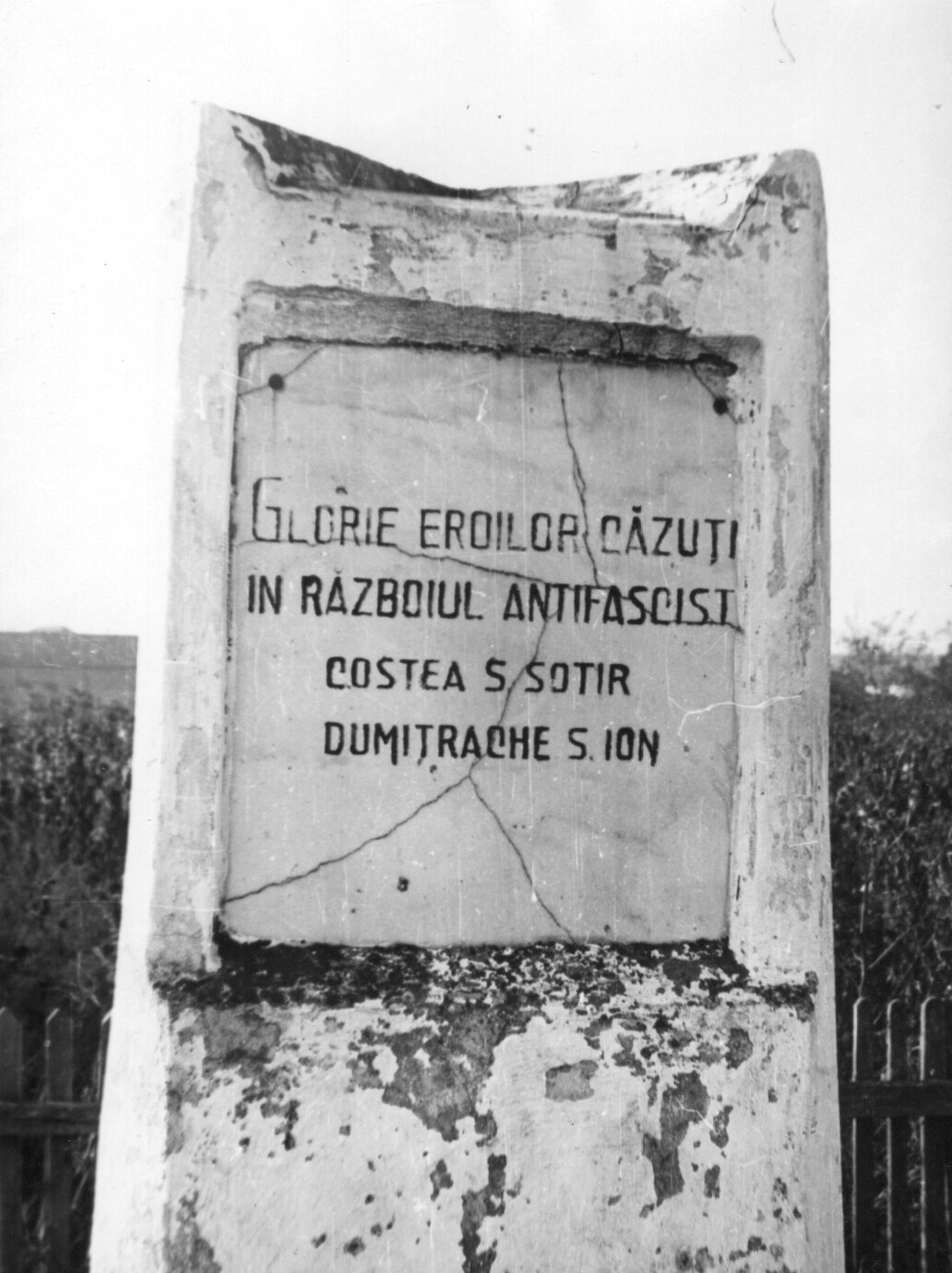 Placă comemorativă a eroilor căzuţi în Al Doilea Război Mondial