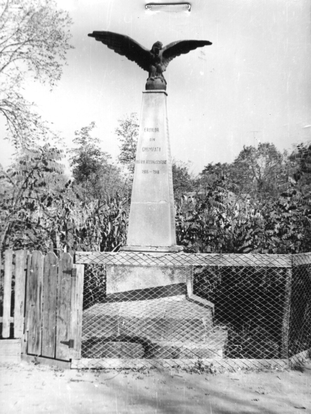 Monumentul eroilor căzuţi în Primul Război Mondial