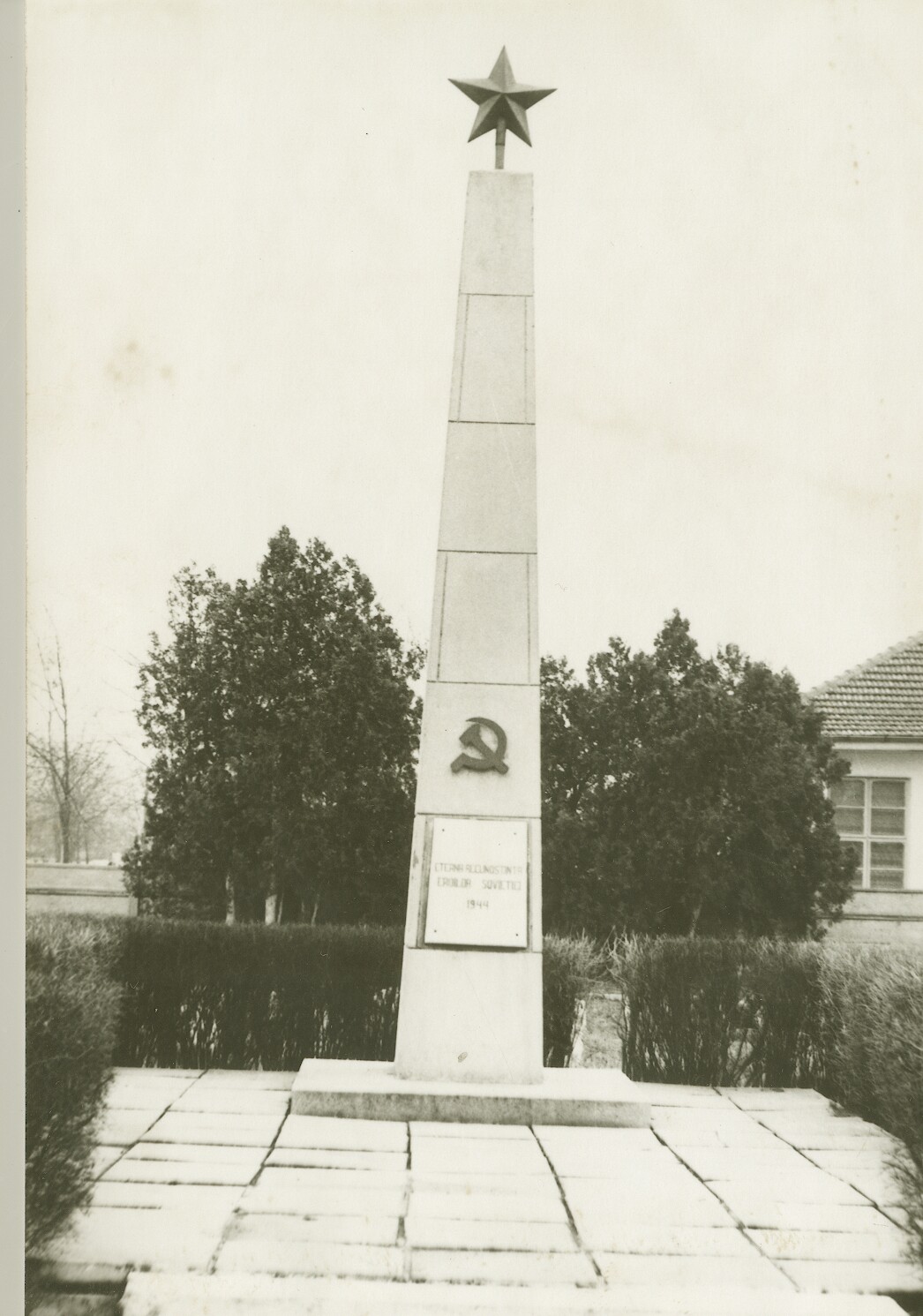 Cimitirul și obeliscul ostaşilor sovietici căzuţi în Al Doilea Război Mondial
