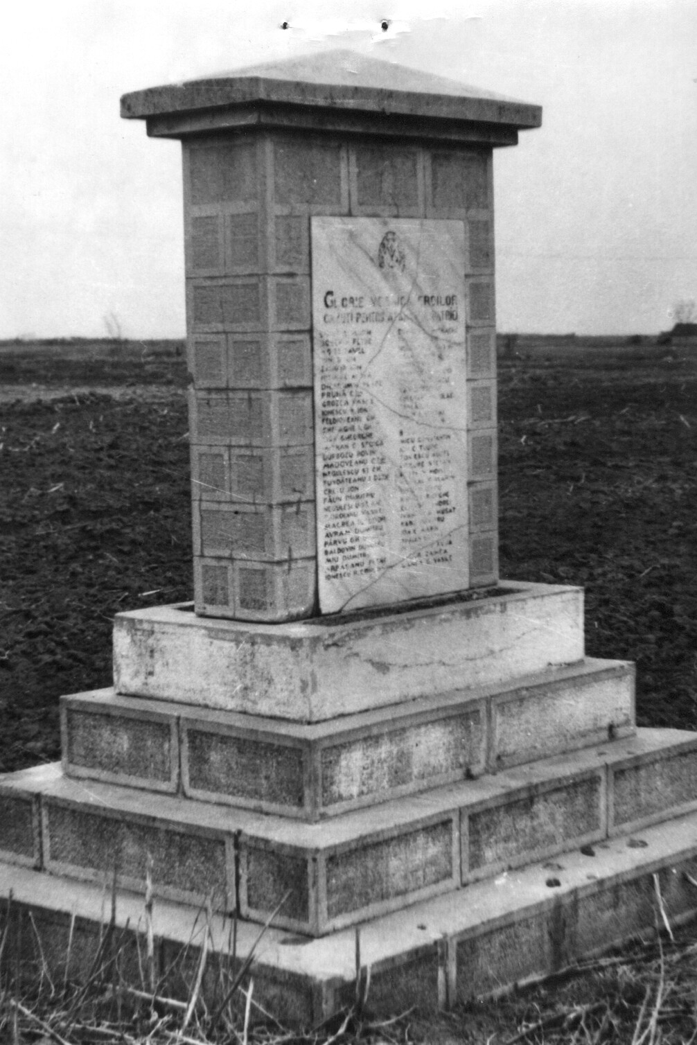 Monumentul eroilor căzuţi în Al Doilea Război Mondial