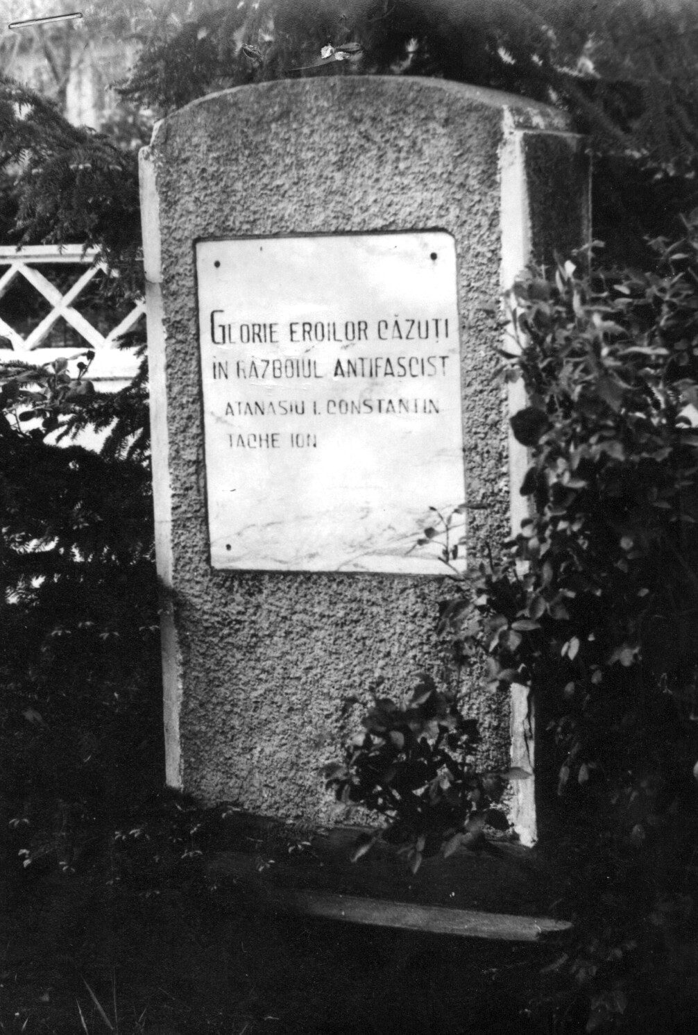 Placă în memoria eroilor căzuți în Al Doilea Război Mondial