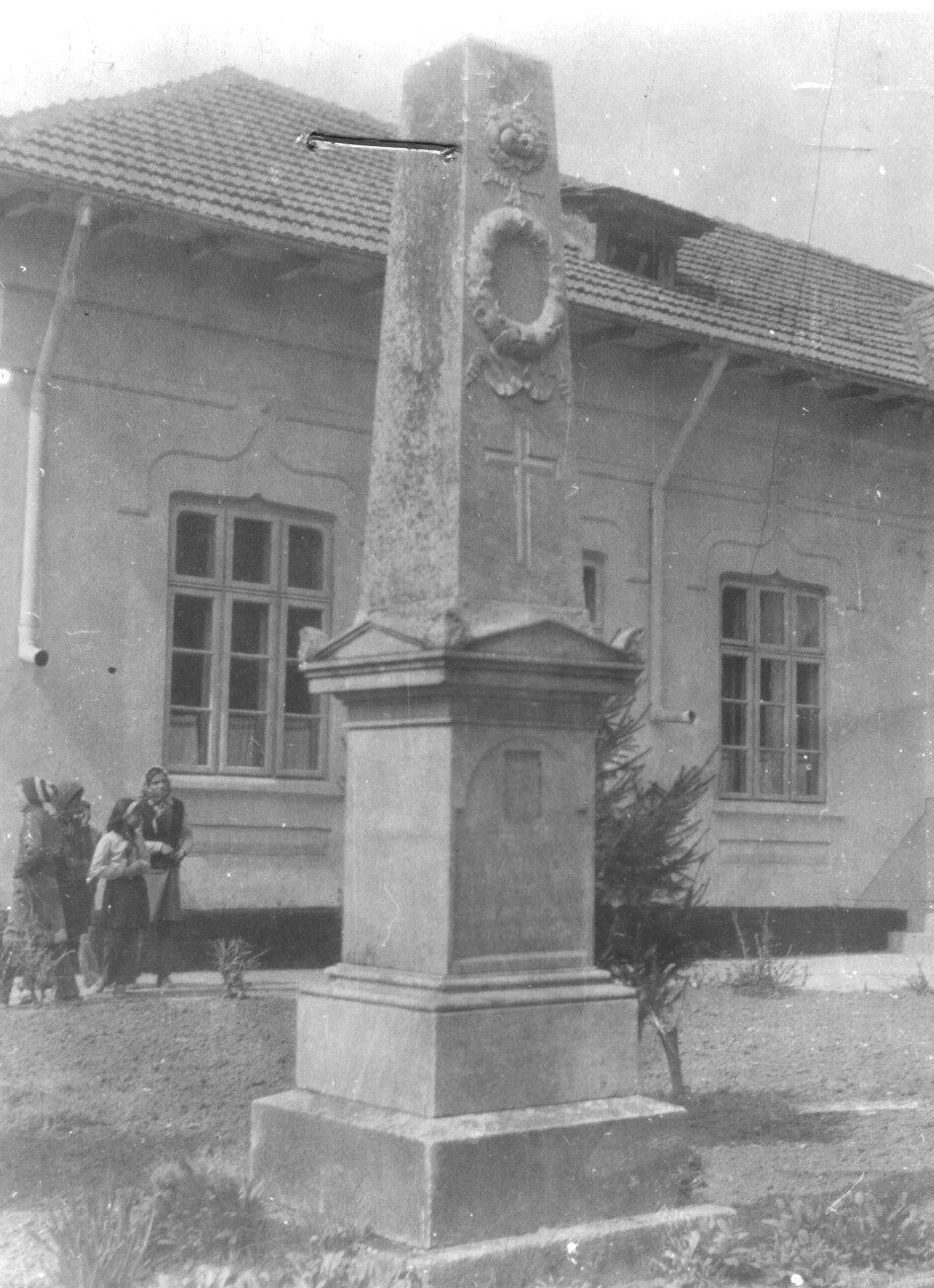 Monumentul dedicat învățătorului Ion Zaharescu