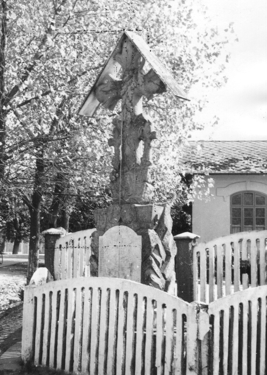 Cruce comemorativă a eroilor căzuţi în războaiele din 1913-1916-1918
