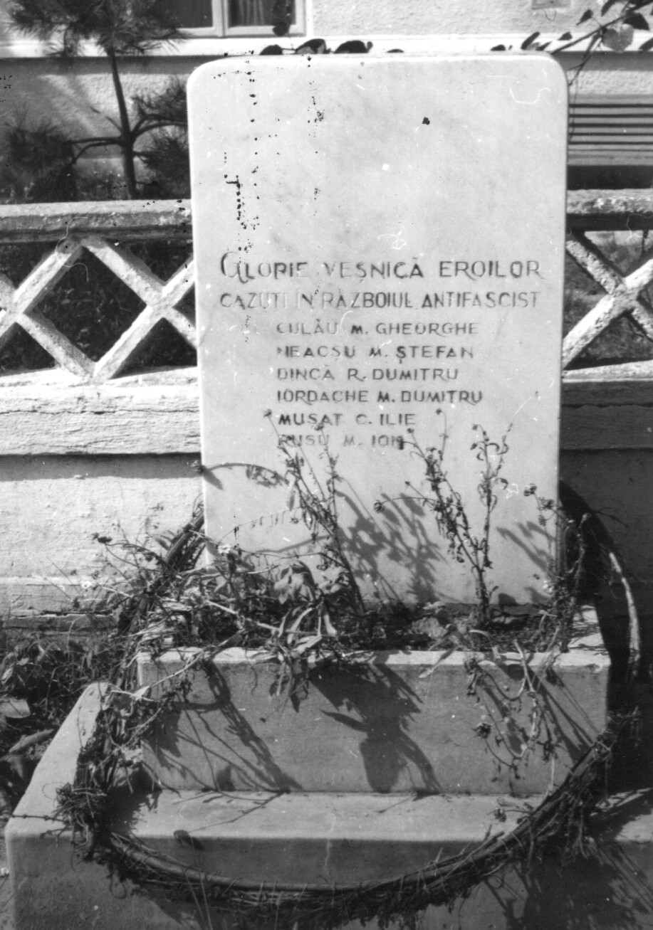 Placă a eroilor căzuţi în Al Doilea Război Mondial