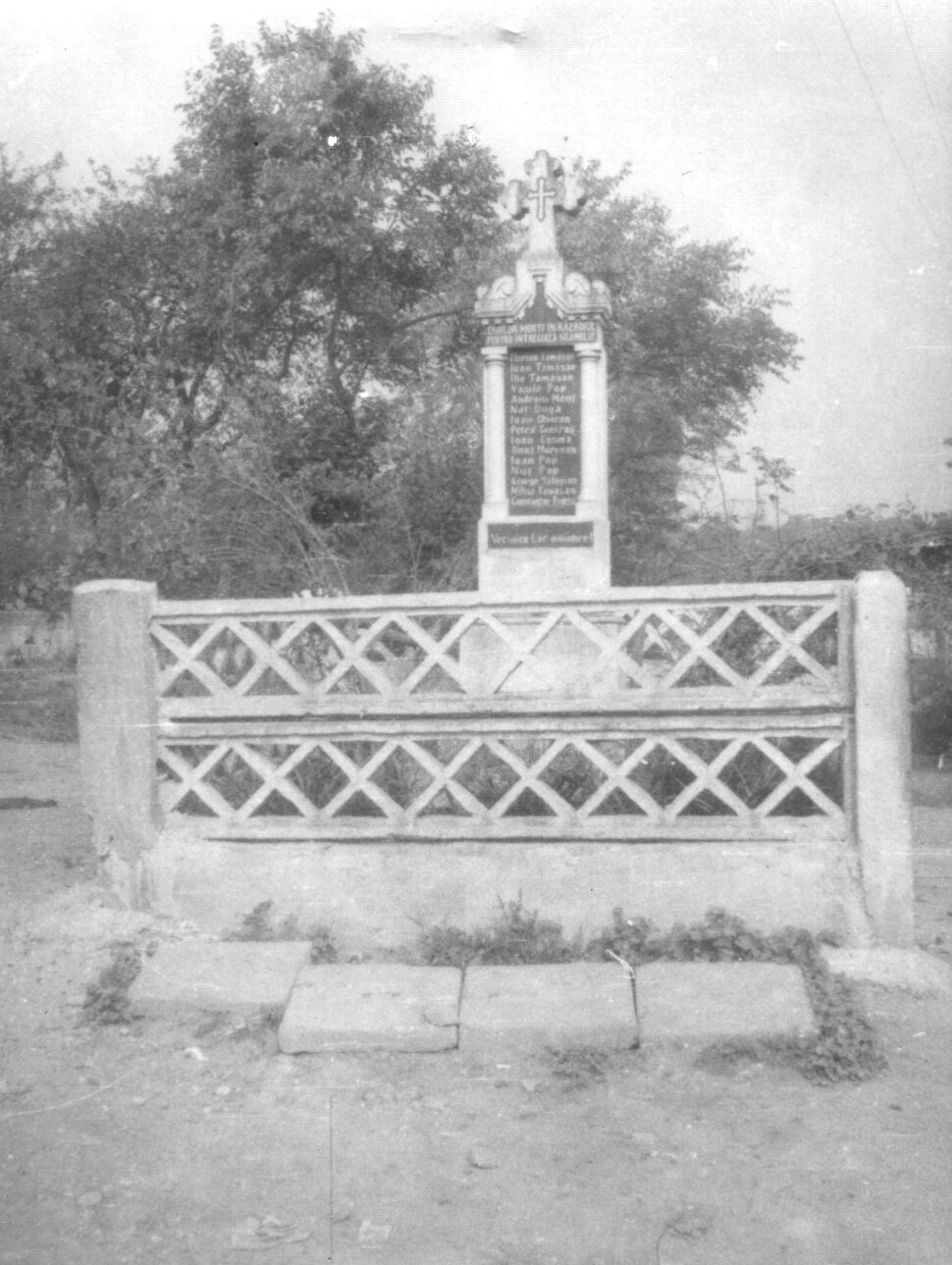 Monumentul eroilor căzuţi în Primul Război Mondial