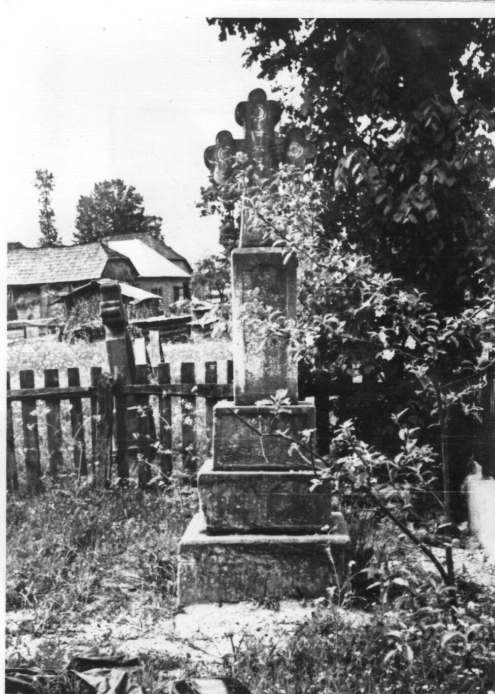 Monumentul eroilor - troiţă de piatră