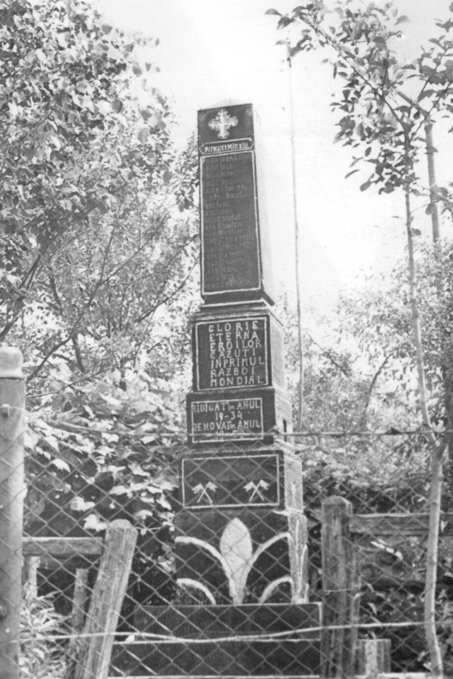 Monumentul eroilor căzuţi în Primul Război Mondial
