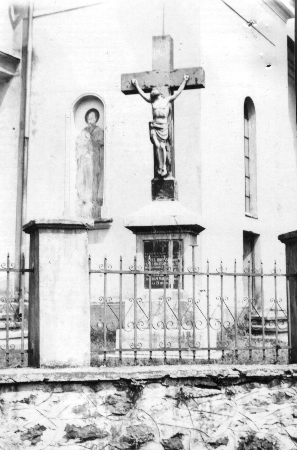 Troiţa de piatră - monumentul lui Vasile Breban, căzut în Al Doilea Război Mondial