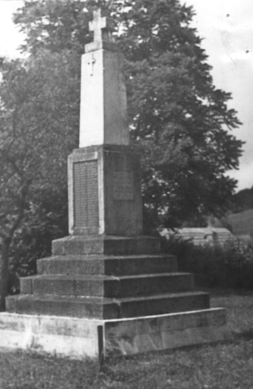 Monumentul eroilor căzuţi în cele două războaie mondiale
