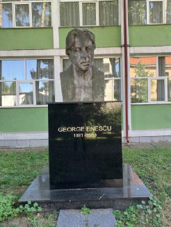 Bustul compozitorului George Enescu