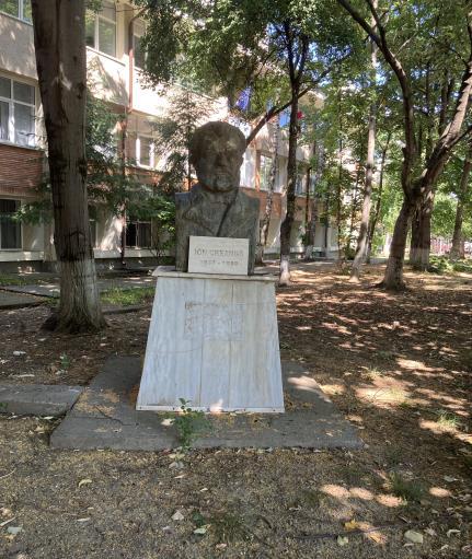 Bustul prozatorului Ion Creangă