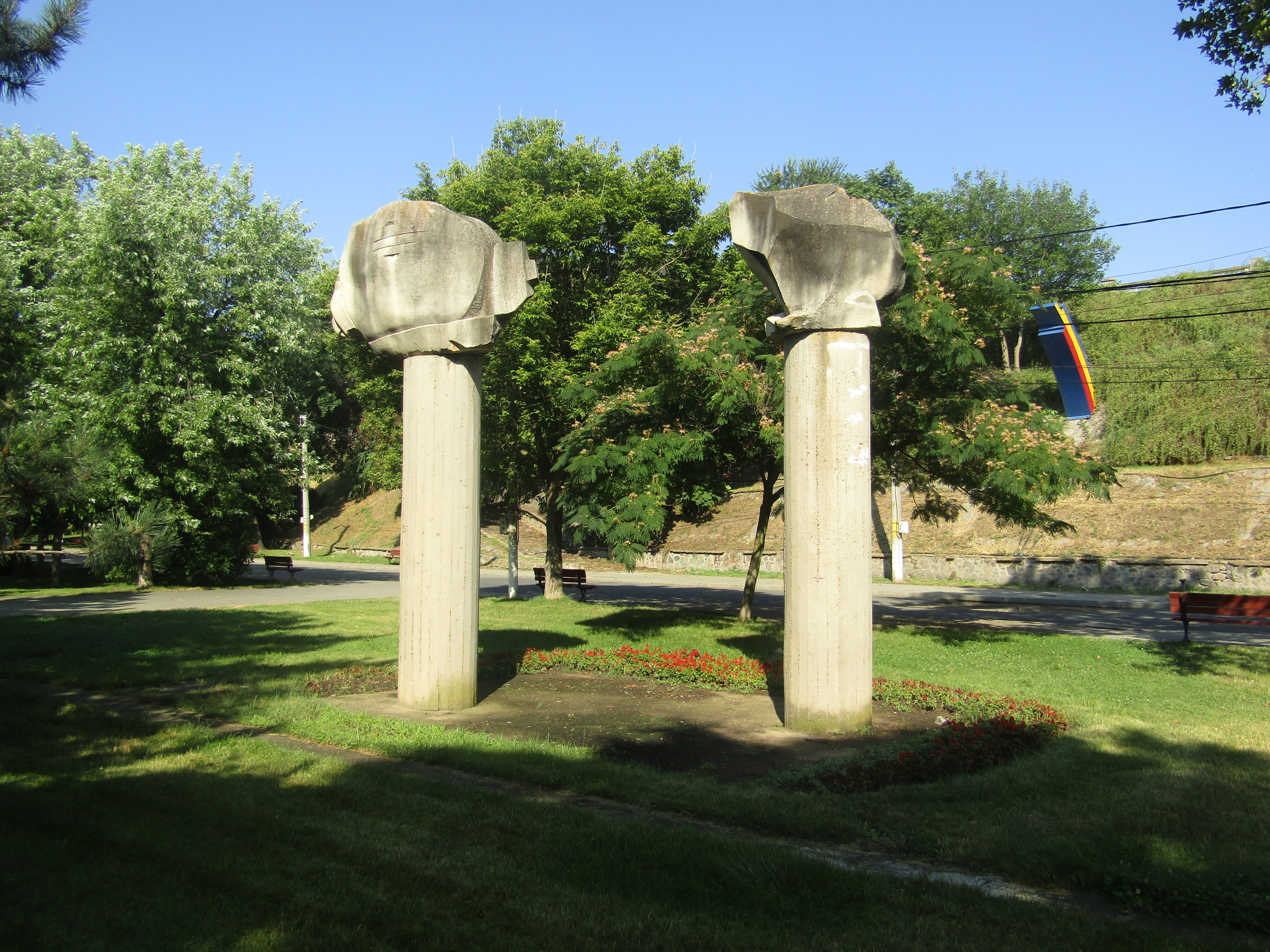 Ansamblul sculptural „Păsări de foc"