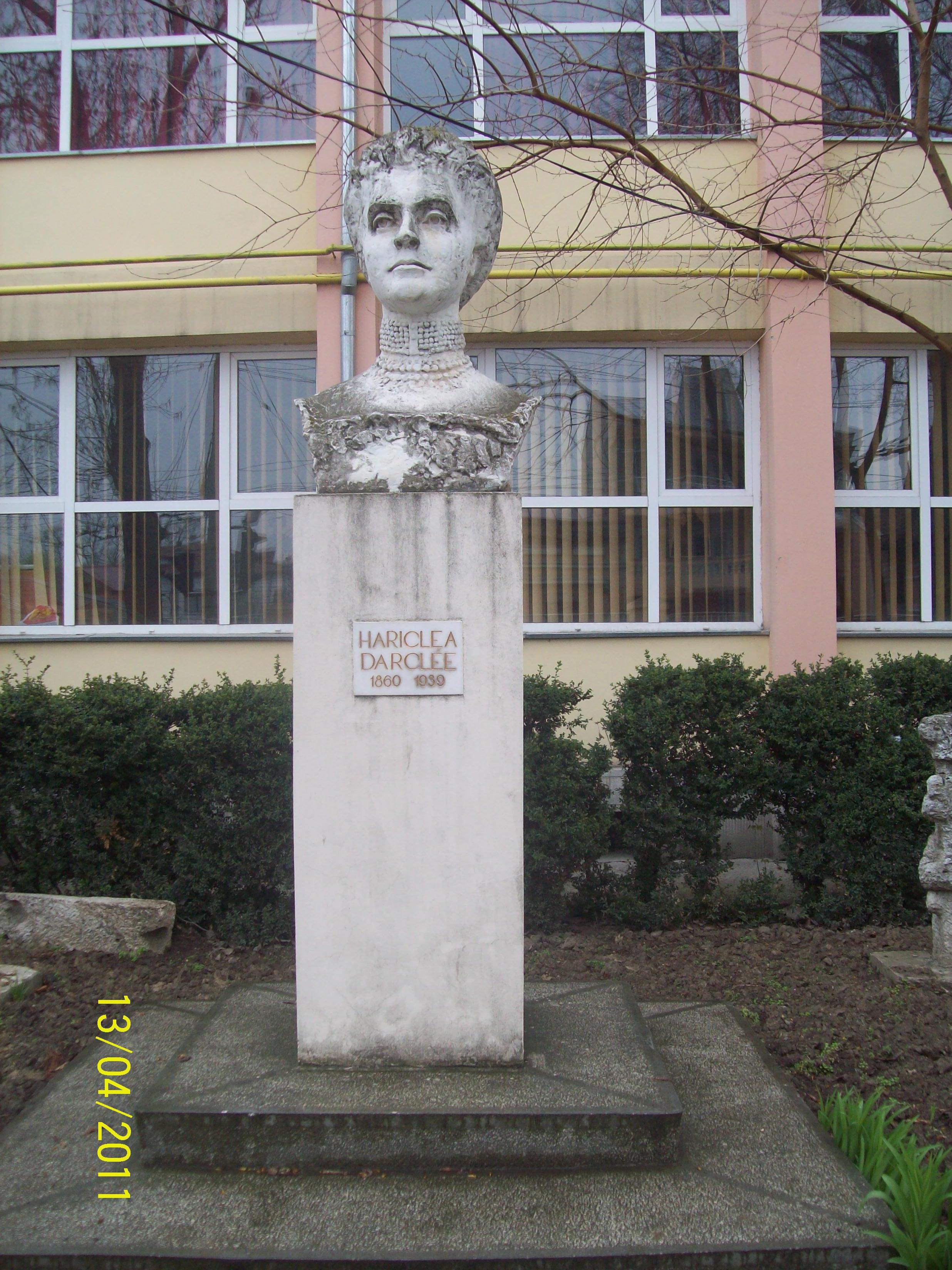 Bustul sopranei Hariclea Darclée