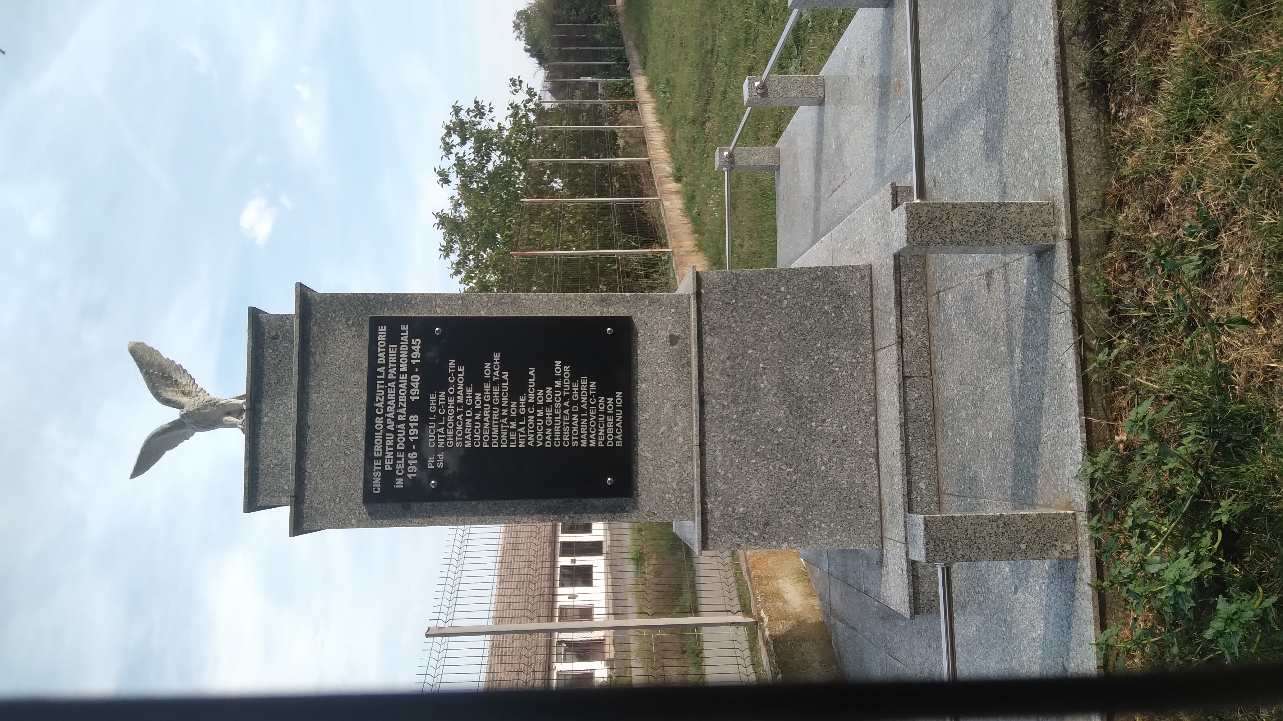 Monument al eroilor căzuţi în Al Doilea Război Mondial