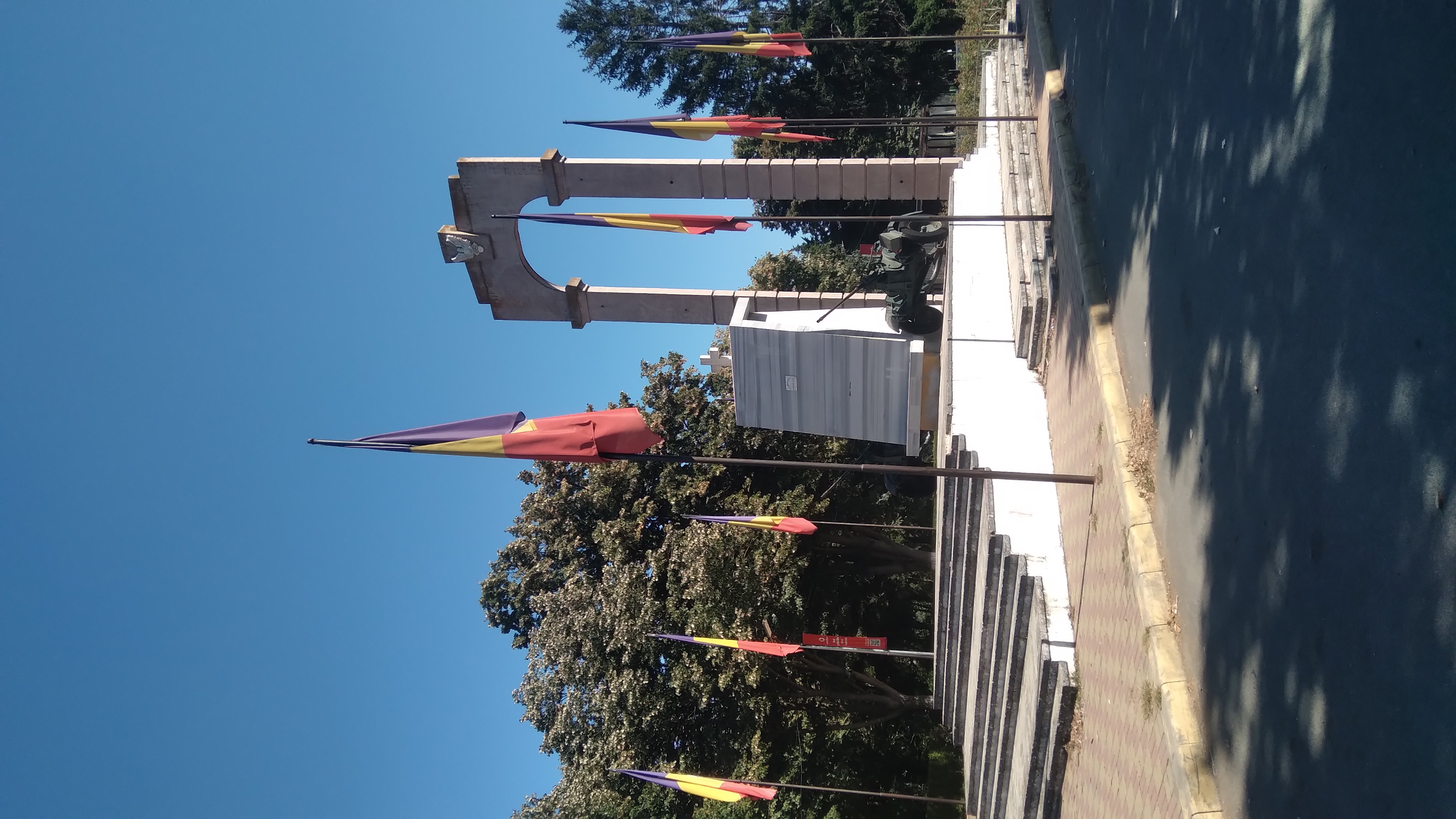 Placă în memoria eroilor căzuţi în Al Doilea Război Mondial